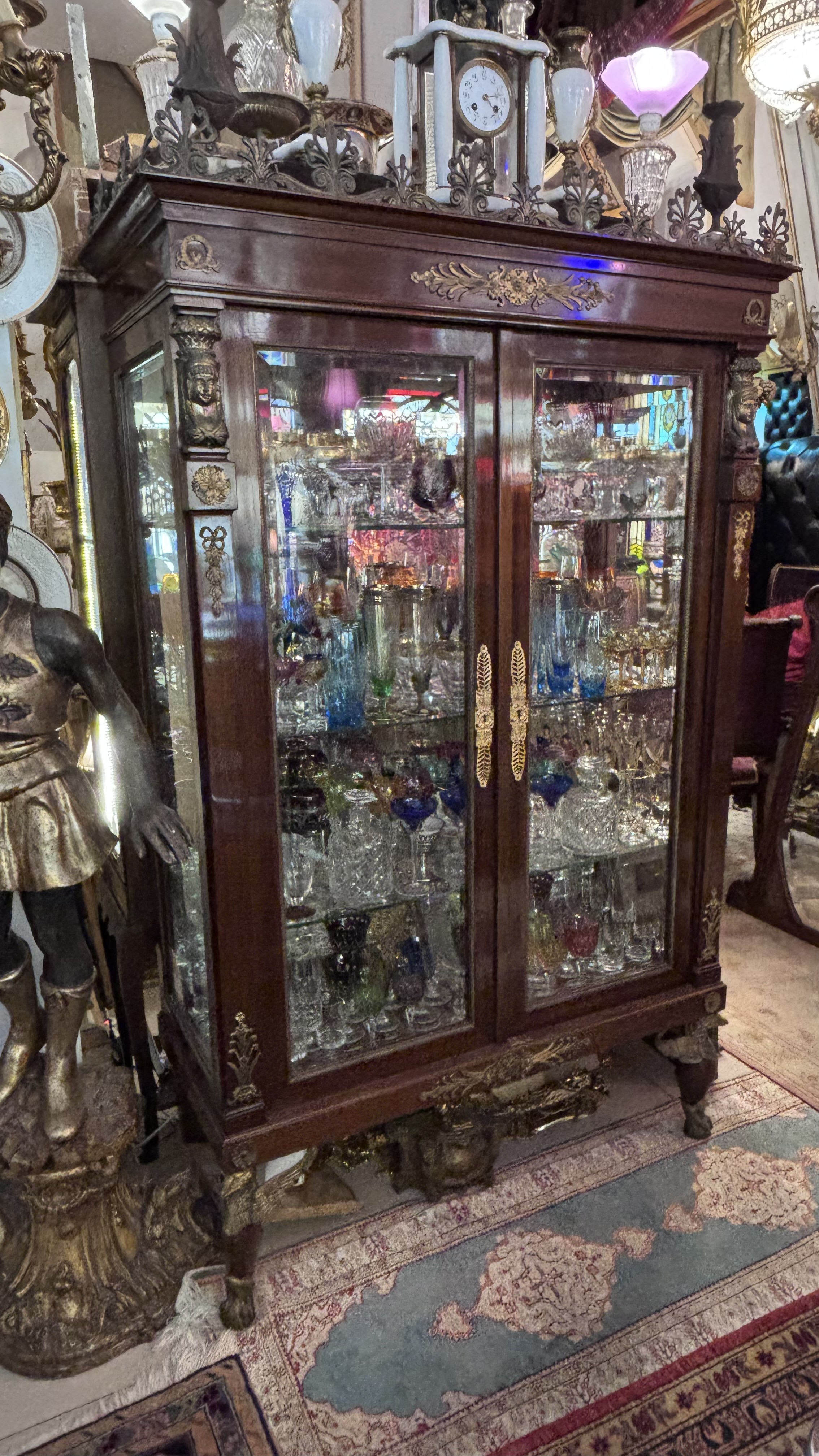 Glass and collected objects in the Maison